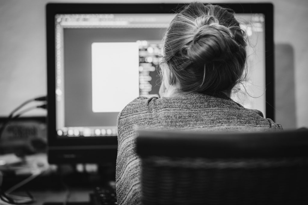 Photo femme devant son ordi en noir et blanc